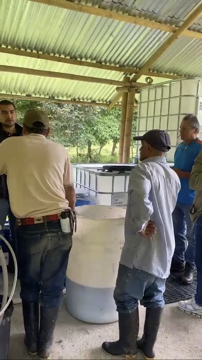 Grupo aprendiendo a preparar bioinsumos en la biofábrica de la reserva