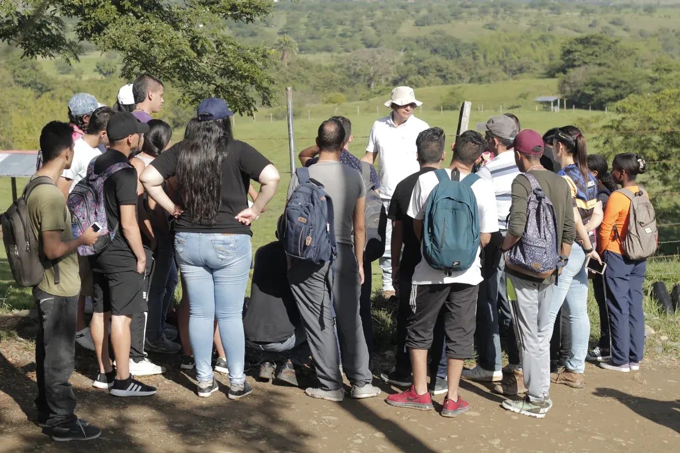 Estudiantes en una salida de campo por la reserva