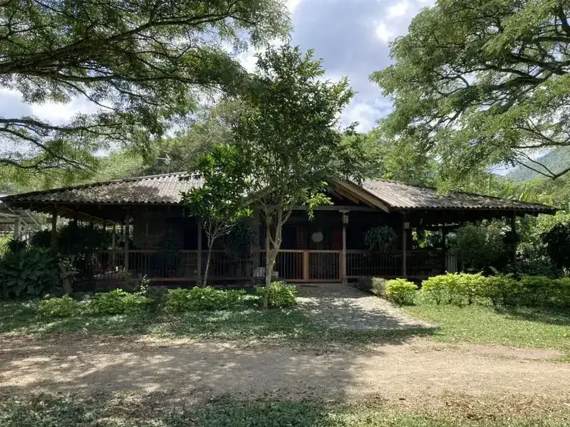 La casa campesina de la reserva, bajo los árboles