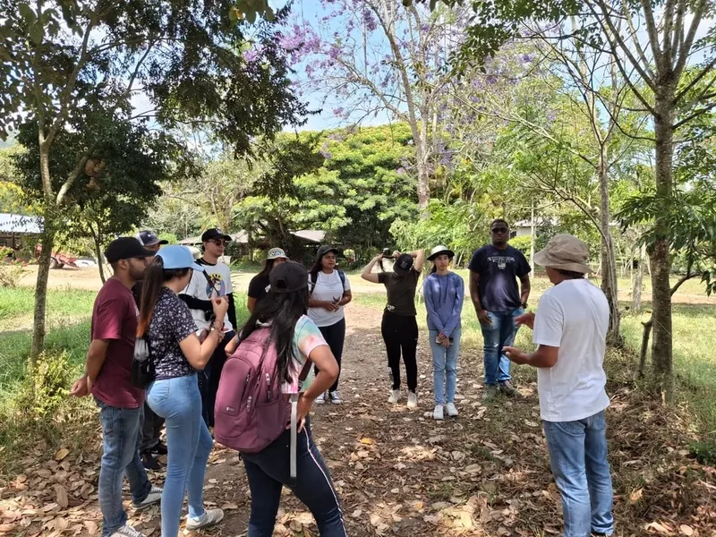 Grupo recorriendo un camino de la reserva durante una visita