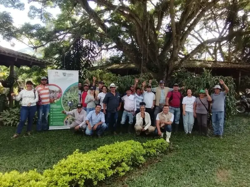 Grupo de una gira ganadera en la reserva