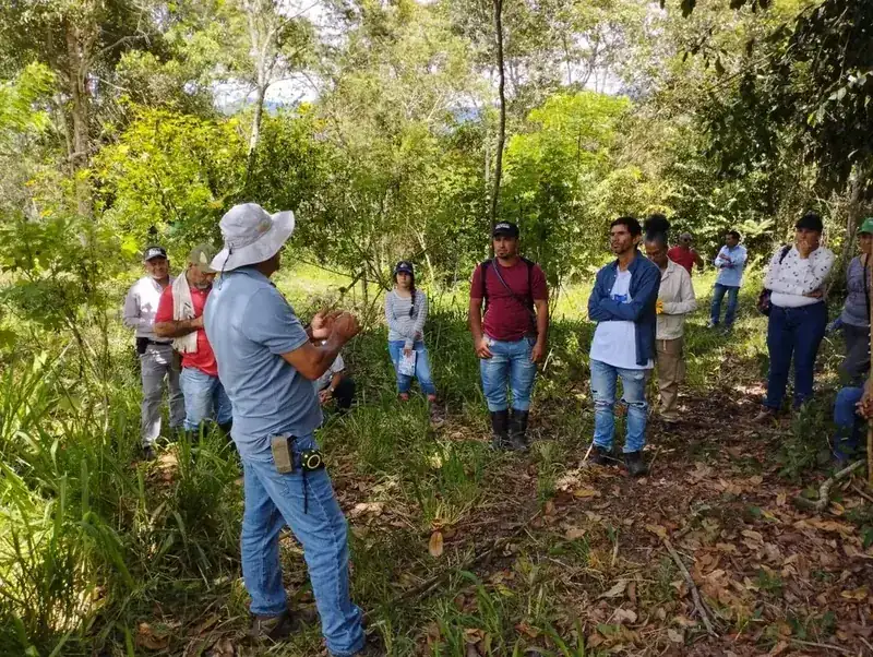 Capacitación en campo dentro de la reserva