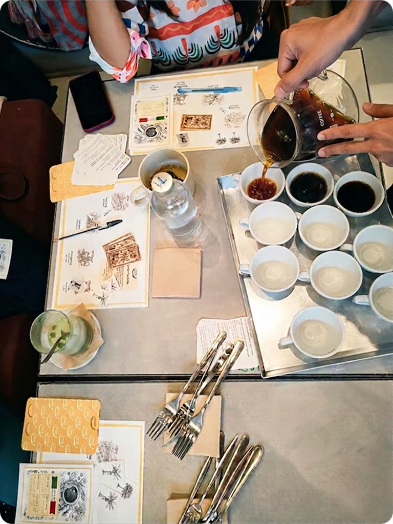 Servida del café de la reserva en las tazas de cata al cierre de la actividad