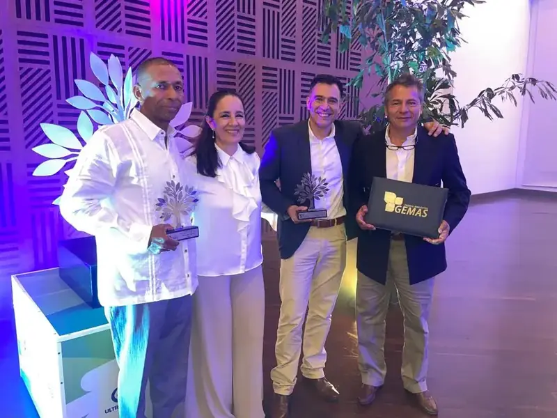 El equipo de la reserva recibiendo el tercer lugar del Premio GEMAS