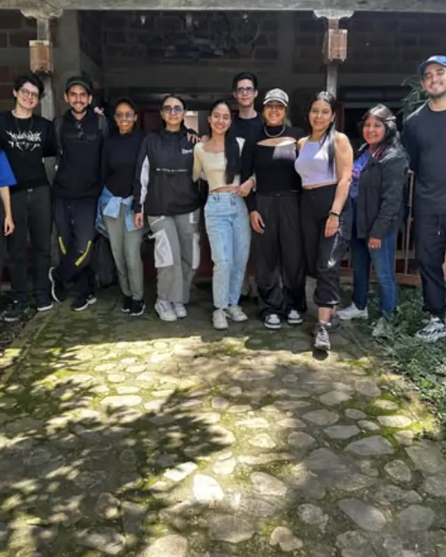 Grupo de estudiantes en la reserva durante una visita