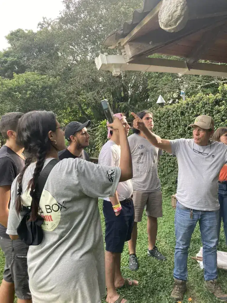 Grupo de estudiantes observando la fauna durante una visita a la reserva
