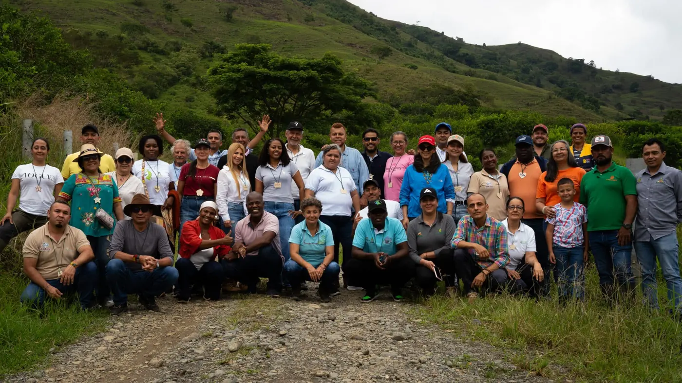 Los participantes del segundo encuentro de la Red de Regeneradores del Valle del Cauca, reunidos en el campo